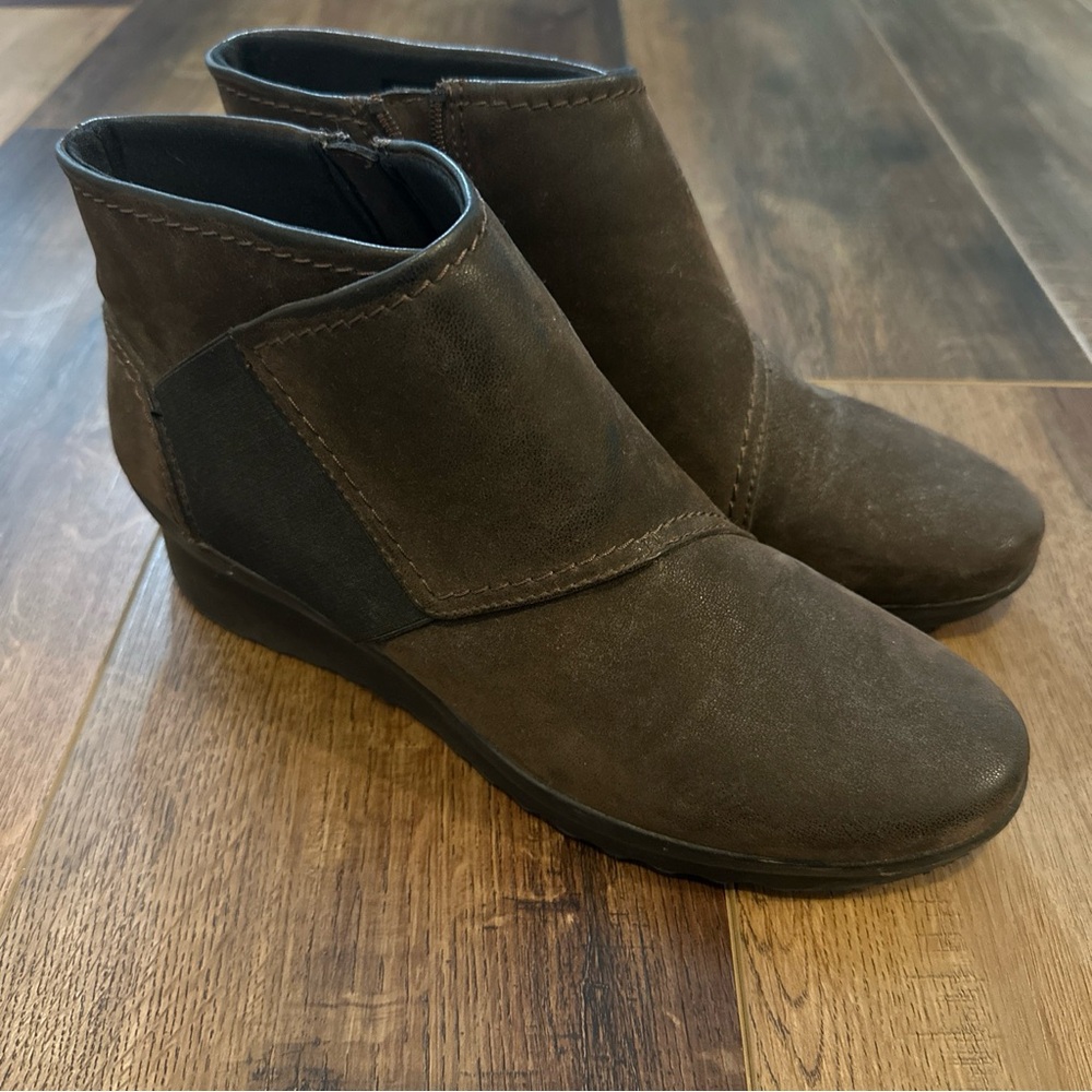 Clarks Caddell Rush‎ Boot Womens Size 9 Brown Leather Low Wedge Distress Comfy